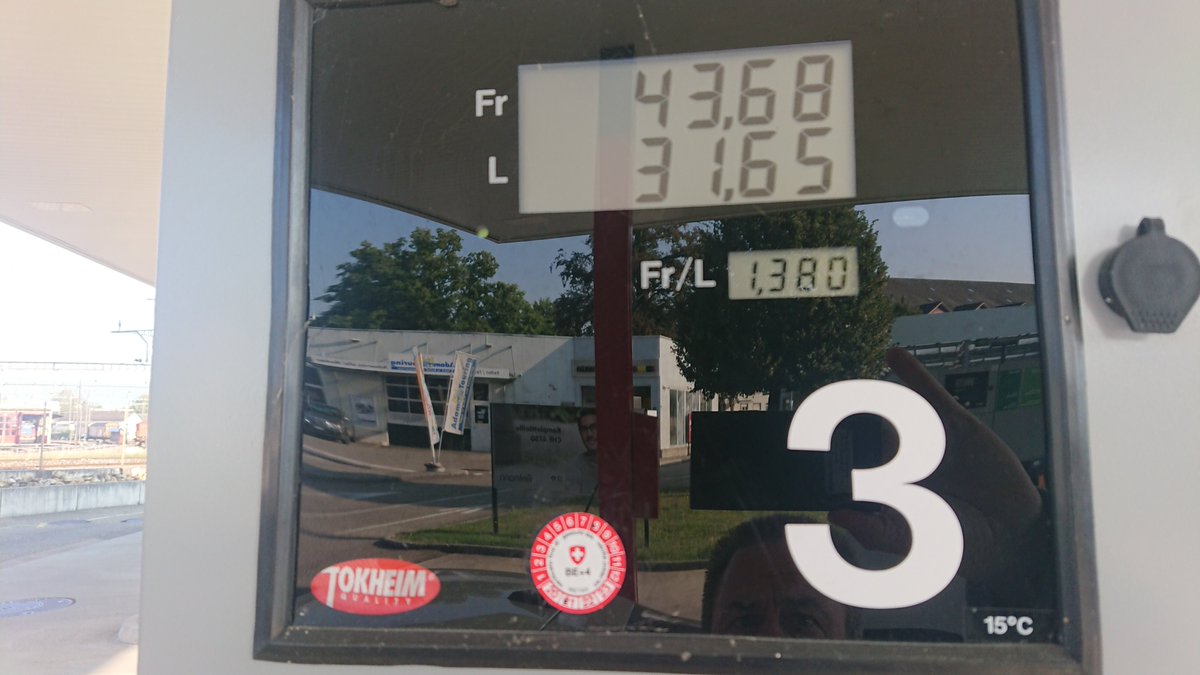 sympacharge's tweet photo. 8'478km gefahren, heute zum ersten mal seit März wieder getankt. Wenn man #Plugin-Hybride so einsetzt wie sie gedacht sind - so viel wie möglich #laden - sind unter 0.5l/100km durchaus praktikabel. Man beachte den km-Stand: 222'771km #Batteriealterung? Nicht feststellbar! https://t.co/mafKFjDQOz