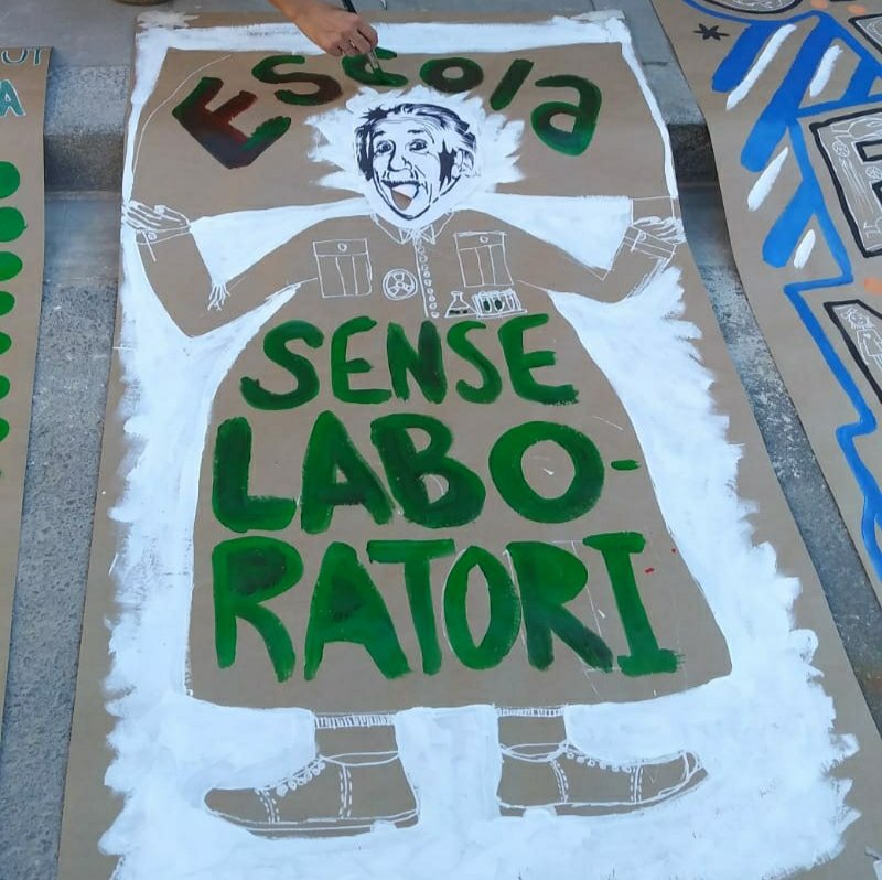 AfaArts's tweet photo. Veniu a preparar les pancartes davant l'Institut-Escola ARTS de #Sants, que inicia el curs escolar amb obres. 
Aquesta tarda també hi haurà concentració. 
Gràcies a totes persones i entitats que ens doneu suport 👏👏👏 https://t.co/qgt82MBzzY