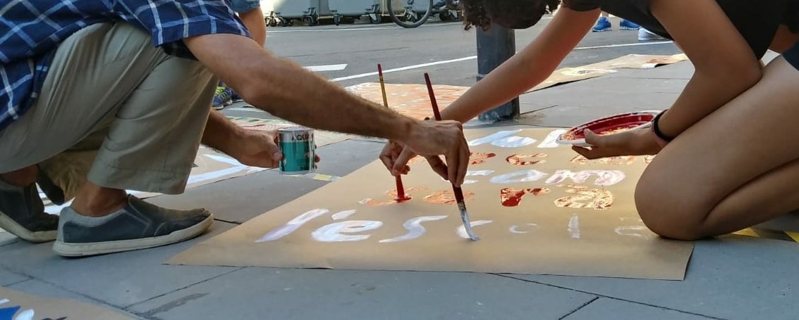 AfaArts's tweet photo. Veniu a preparar les pancartes davant l'Institut-Escola ARTS de #Sants, que inicia el curs escolar amb obres. 
Aquesta tarda també hi haurà concentració. 
Gràcies a totes persones i entitats que ens doneu suport 👏👏👏 https://t.co/qgt82MBzzY