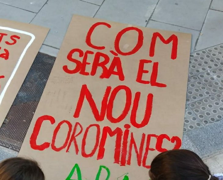 AfaArts's tweet photo. Veniu a preparar les pancartes davant l'Institut-Escola ARTS de #Sants, que inicia el curs escolar amb obres. 
Aquesta tarda també hi haurà concentració. 
Gràcies a totes persones i entitats que ens doneu suport 👏👏👏 https://t.co/qgt82MBzzY