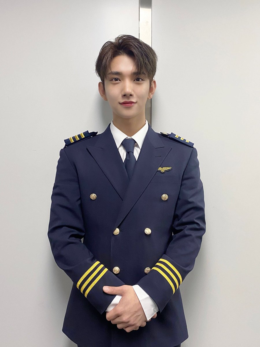 SVT_Membership's tweet photo. [SEVENTEEN] HAVE A NICE FLIGHT!

#에스쿱스 #정한 #조슈아 #SEVENTEEN #세븐틴 https://t.co/hxNIbdJVUV