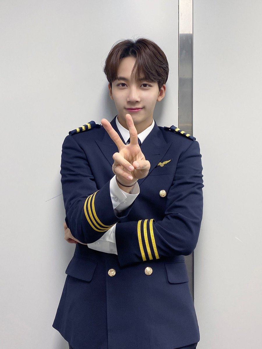 SVT_Membership's tweet photo. [SEVENTEEN] HAVE A NICE FLIGHT!

#에스쿱스 #정한 #조슈아 #SEVENTEEN #세븐틴 https://t.co/hxNIbdJVUV