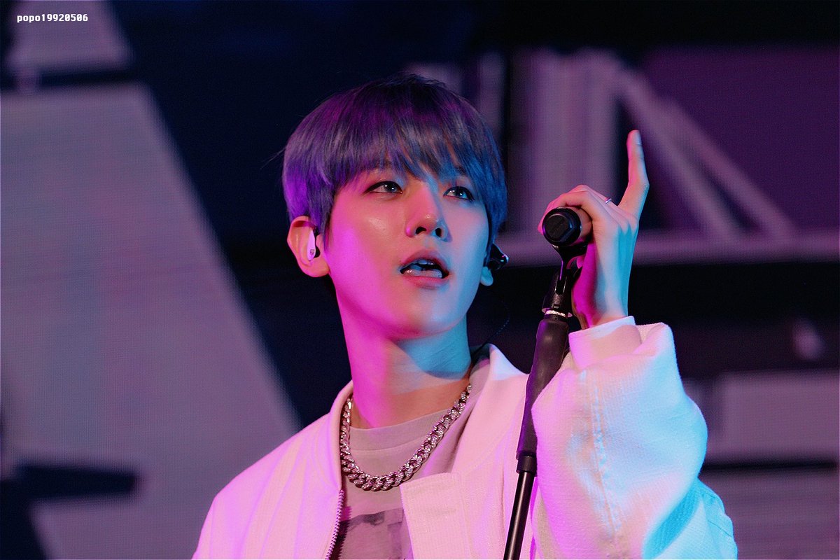 hourlyEXO's tweet photo. [@weareoneEXO #BAEKHYUN] https://t.co/8freXg4b6U