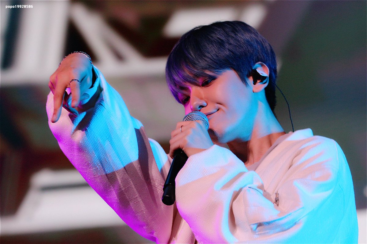 hourlyEXO's tweet photo. [@weareoneEXO #BAEKHYUN] https://t.co/8freXg4b6U