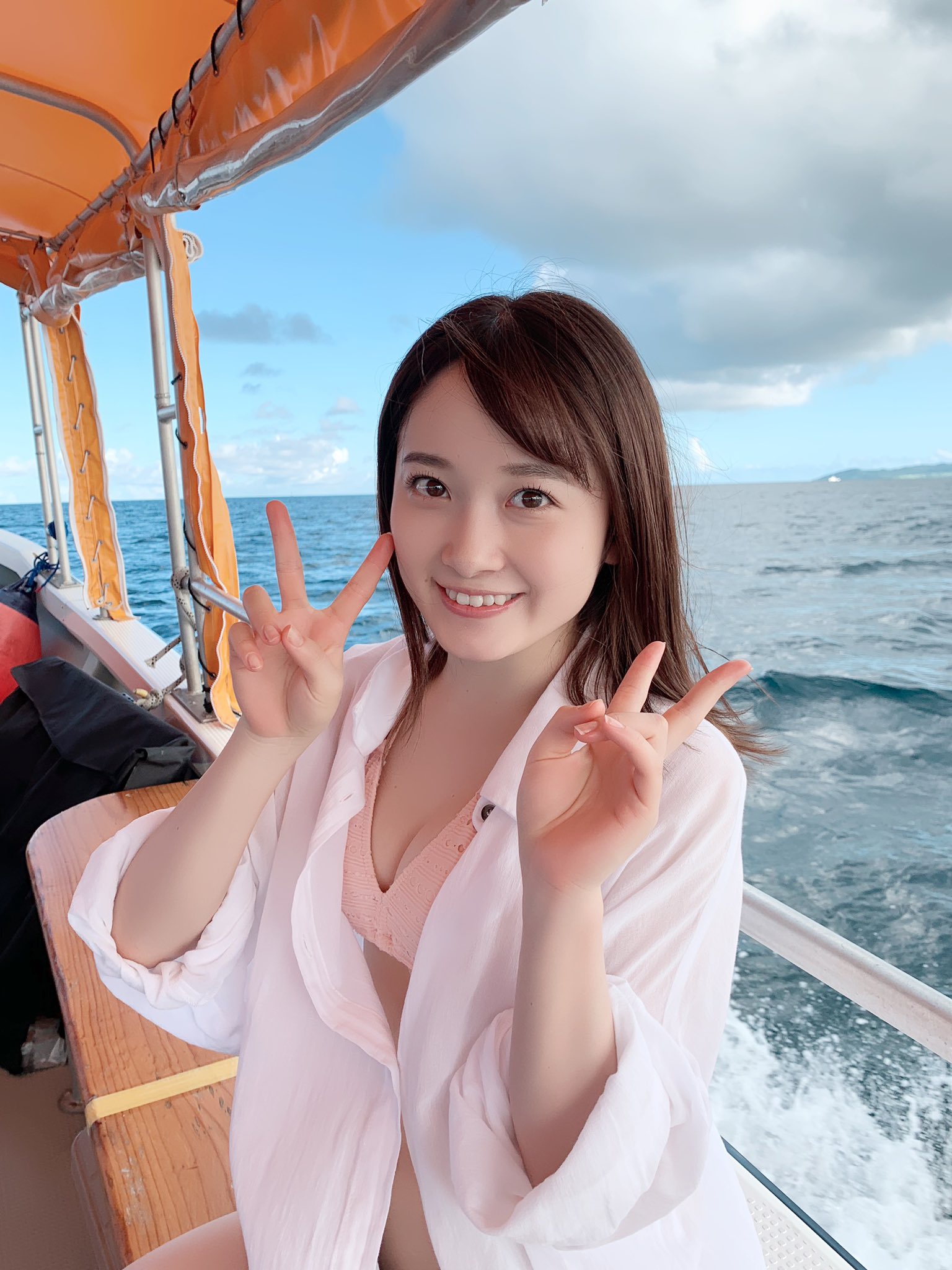 HELLO！PROJECT - モーニング娘。　森戸知沙希　写真集　ありがとう、またね　ハロショ限定生写真付き 森戸知沙希 デビュー10周年記念写真集 『 Co10r Moment 』通常版