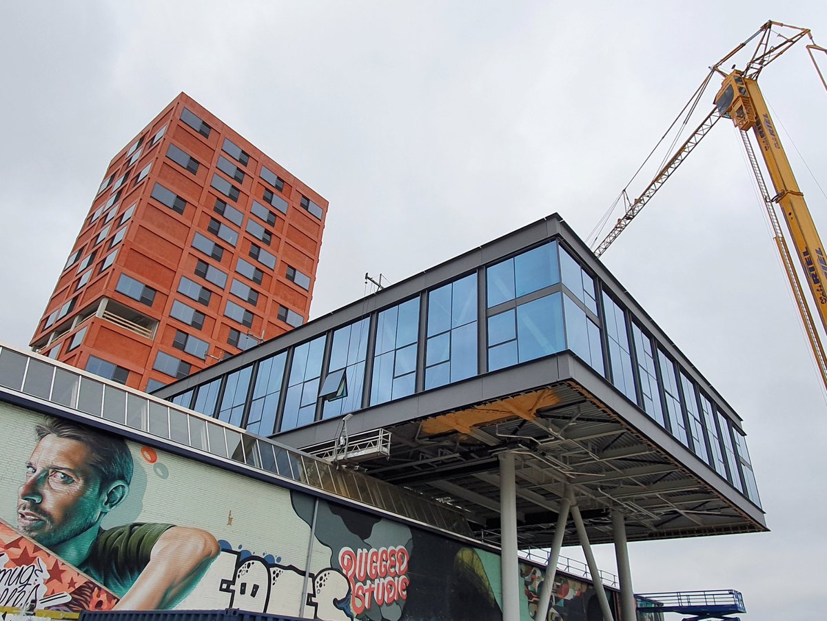 Mooie mijlpaal voor woontoren #haasje_over🐰 op #strijps dit weekend. Nadat voor de bouwvak al het hoogste punt was bereikt, werd afgelopen week dan eindelijk het tweede, 'hoge' brugdeel geplaatst.

#haasje_over <a href="/StrijpS/">Strijp-S</a> <a href="/StSintTrudo/">Trudo</a> #eindhoven #brainporteindhoven #construction