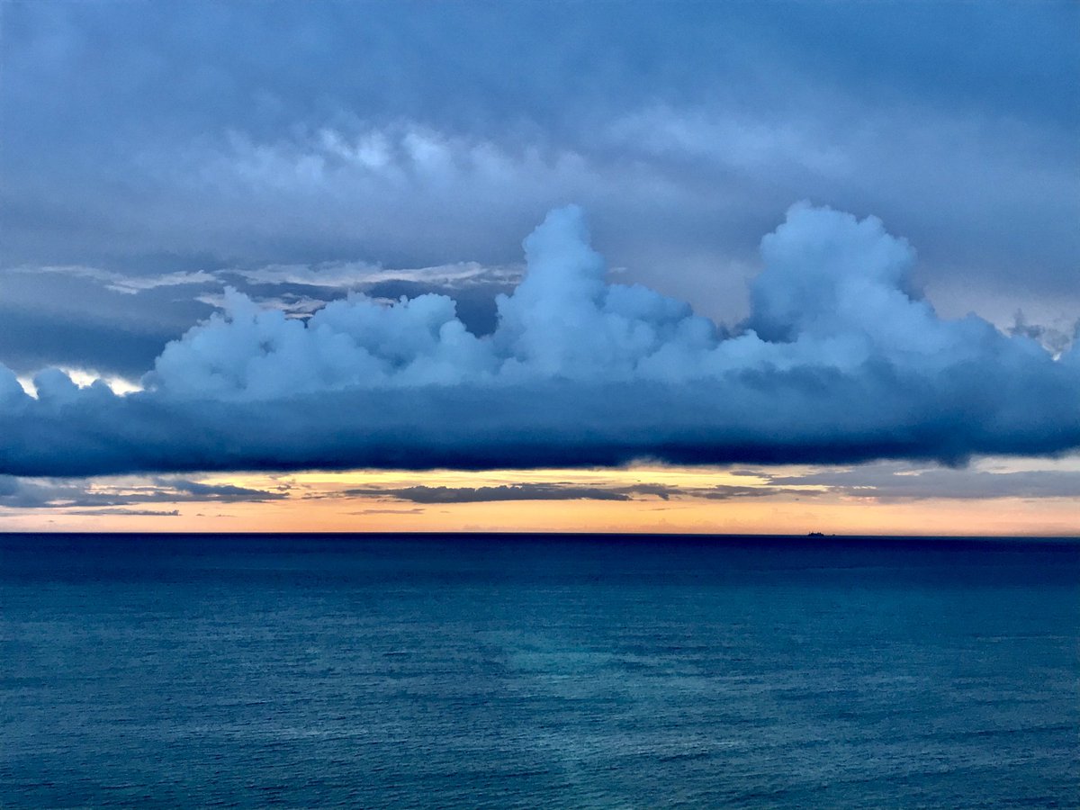 anteroomnaha's tweet photo. 沖縄らし��夕雲雨雲。
空が低い。
#アンテルーム那覇 #沖縄 #サーファーGM https://t.co/ThVQ9N6R79