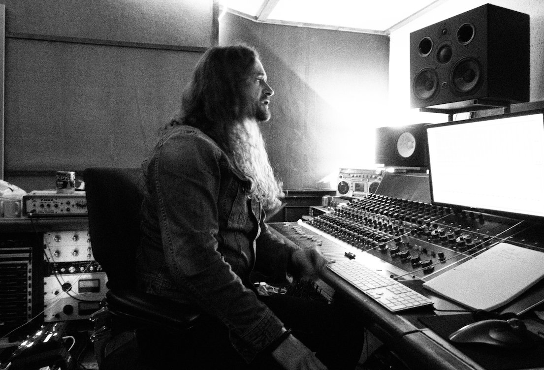 🔊  LIVESTREAM TONIGHT 🔊

8pm we have a new webinar for the Flaming Pie Song Writers Club; the role of music producers!

What is a record producer? Are they necessary? Has modern technology rendered them obsolete? Join the discussion!

Learn more:  patreon.com/posts/livestre…