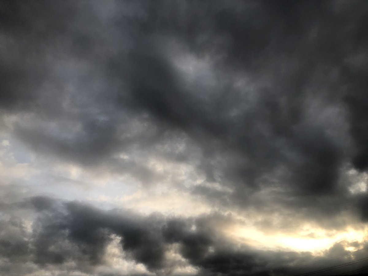 pauseflower's tweet image. 今日は一日雲多めでしたね。