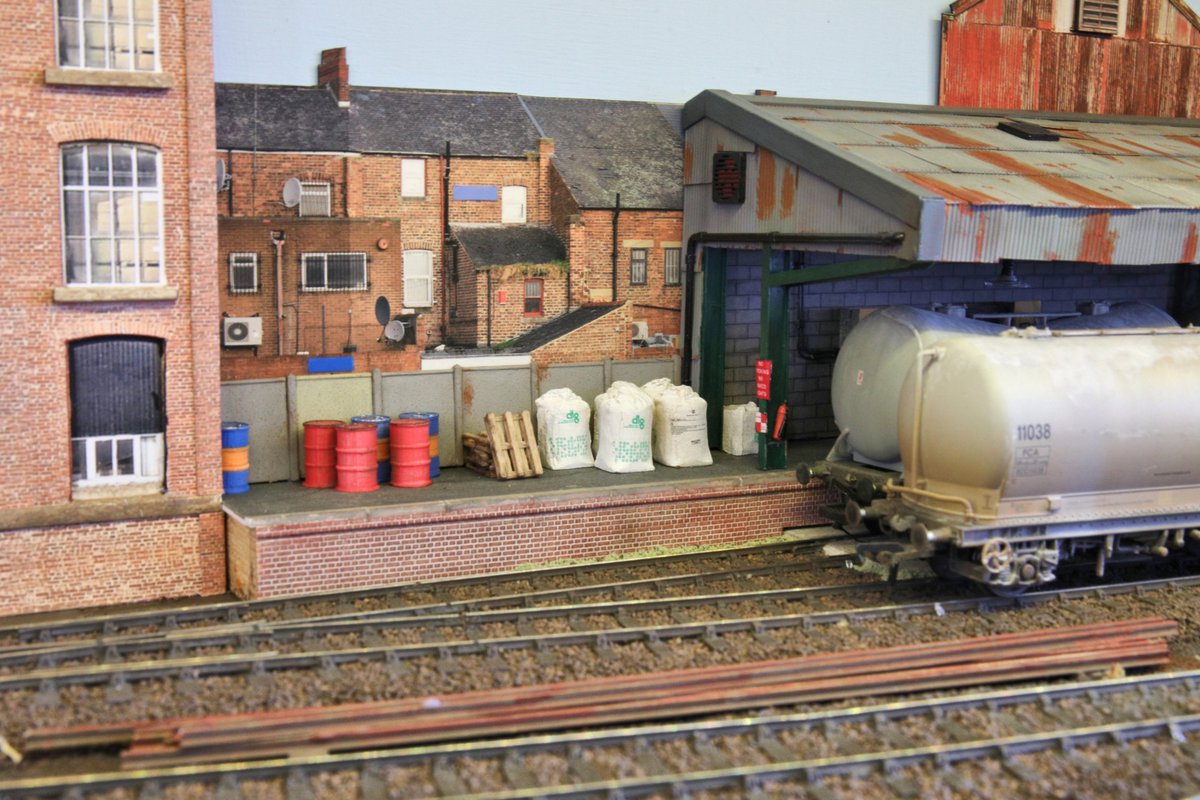 ElbowLane00's tweet photo. The layout has recently gained a #Background made up of pictures from #wwwTexturesCom. I does seem to finalise the the rear of the layout and prevent to feeling of falling off the edge of the world. #DccSound #00Layout #ModernImage https://t.co/vJaFCPLmVf