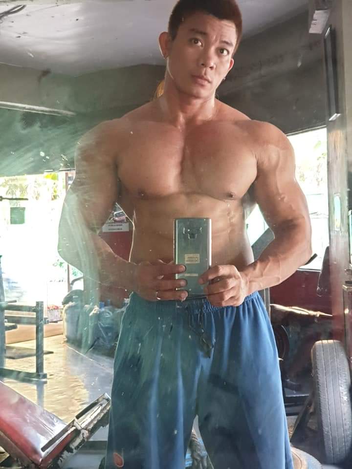 PinoyMenInUnfrm's tweet photo. Pre, ang sarap mo pre.
Kahit may face mask.
Promote na ren naten yung gym. Sa mga gym at gymfit lovers dyan.
CTTO
#SarapNgPinoy #Straight #Gymfit #GymMotivation #Fitspiration #BodyBuilder #Aesthetics #PinoyBodyBuilder #Abs #PinoyMuscle #Barako #BarakongPinoy #Makisig #Err https://t.co/fPYbRWzedV