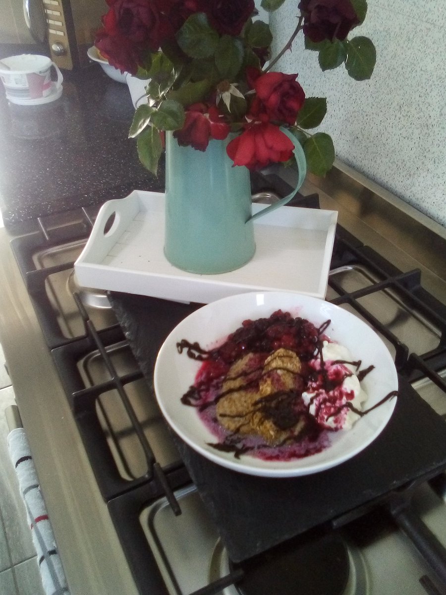 OptionsEating's tweet image. Healthy breakfast Weetabix and fruit and fat-free natural yoghurt.