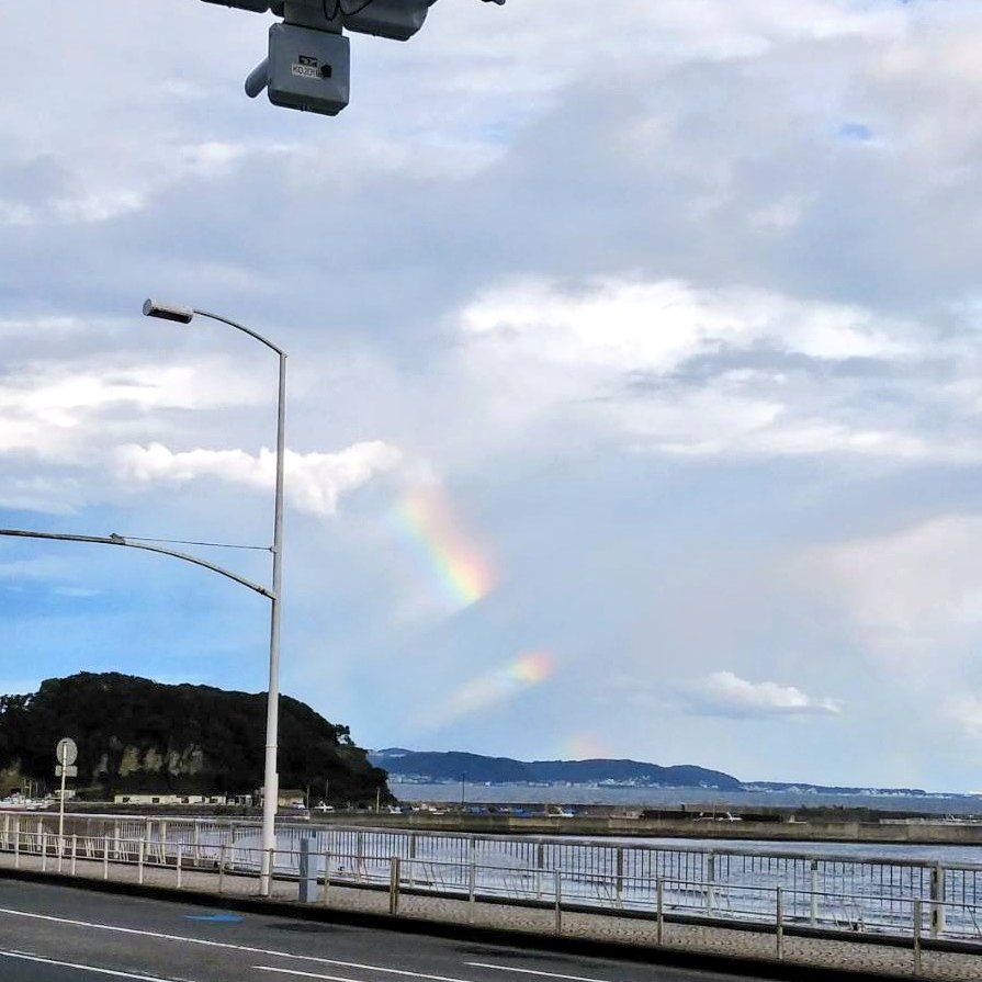 tera_house_h's tweet photo. 学生が、先生、ぼくたち鎌倉から江ノ島まで行ってきましたよ、と。写真はそれから数日後の江ノ島の対岸の腰越港から見た虹を撮ったもの。江ノ島は画面右奥で、見えてないです。 Web動画クリエイター科。 #虹 #江ノ島 https://t.co/Da7LTdCWsG