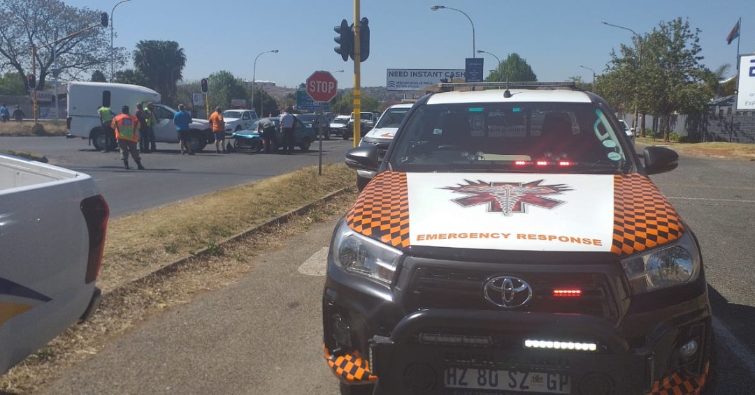 EMER_G_MED's tweet image. 《Edenvale》#TM04 responded to a collision on van Riebeeck Street and St. Johns in Edenvale. One patient with minor injuries was treated on scene and  transported to appropriate facility for further care. @GTP_Traffstats @_ArriveAlive @EWNTraffic @News24 @IOL #whensecondscount
