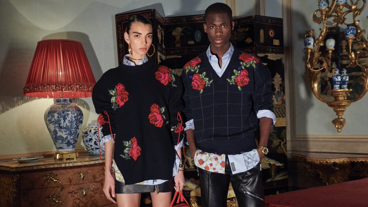 Versace's tweet photo. New fabrications - #VersacePreFall20 jacquards play with rose bouquets.
For Her: https://t.co/mhhshAW0Na
For Him: https://t.co/20x3KnkLEe https://t.co/T31ZdCFiO8