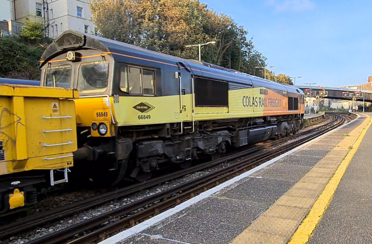 SimonOffen88's tweet photo. @ColasRailUK 66849 passes through Hastings with 6C01 West St. Leonard's to Hoo Junction Yard on a fine Saturday evening, during track renewals over the weekend on the Hastings line 🙂 #railphotography #networkrail #engineerstrain @NetworkRailSE https://t.co/GI5FyWADBK