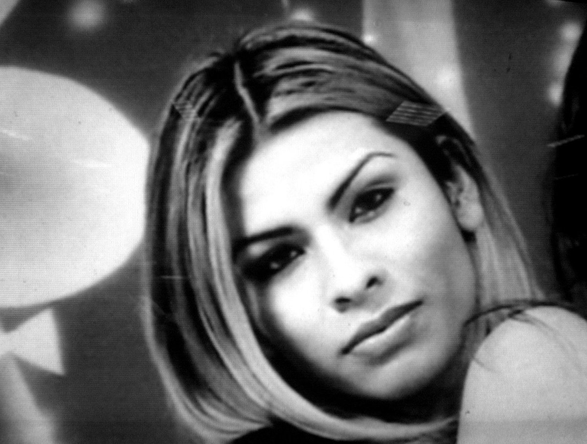 bacifinoaridere's tweet photo. Questa ragazza è Gwen Araujo, una ragazza transgender che è stata uccisa nel 2002 a 17 anni.
Durante un party, alcuni suoi "amici" hanno effettuato "un'ispezione" forzata sul suo corpo e, dopo aver scoperto che aveva organi sessuali maschili, è avvenuto inizio della fine. https://t.co/WFkE6mnUFJ