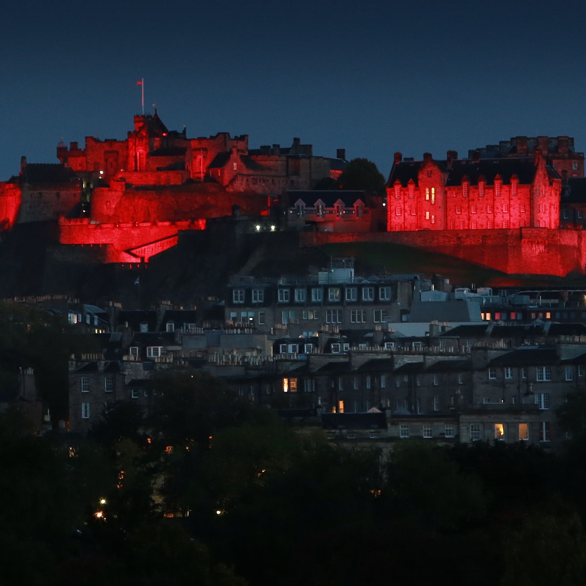 Comenzamos la semana haciendo un recorrido por las movilizaciones de Alerta Roja que ha habido en otros países: Inglaterra, Escocia, Alemania, Portugal... Y el jueves, el #17S será AQUÍ 🚨🚨
#AlertaRoja #Apoyo17S #WeMakeEvents #RedAlert #HacemosEventos