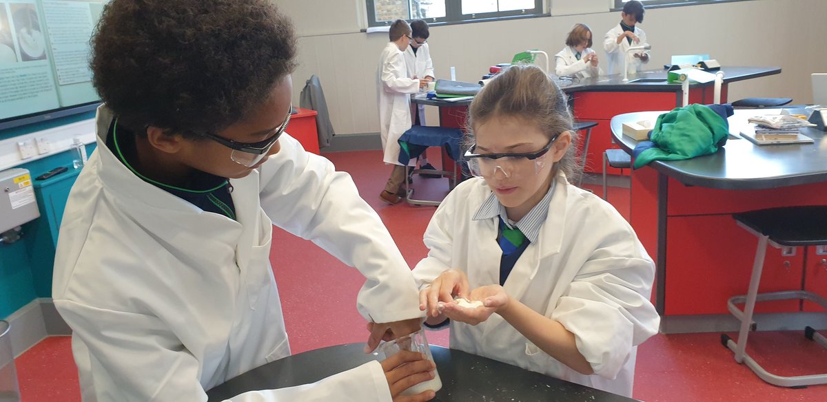 MaidaValeSci's tweet photo. Investigating #nonnewtonianfluids and explaining why they don't fit the #particlemodel @maidavaleyear7 #maidavaleschool https://t.co/laXFmPSkMm
