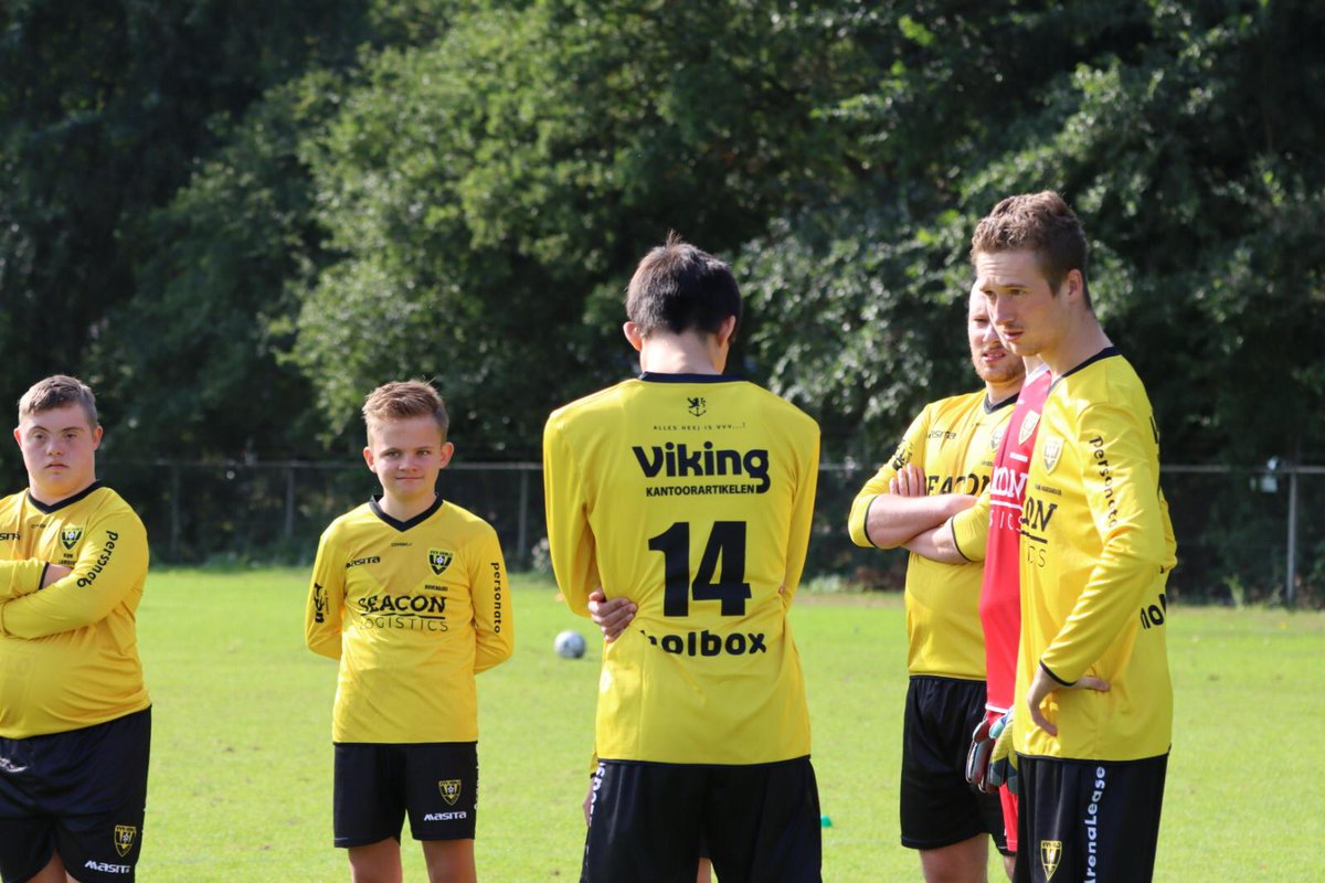 VVVVenlo's tweet photo. 𝙈𝙚𝙚𝙩 𝙤𝙪𝙧 𝙣𝙚𝙬 𝙝𝙚𝙧𝙤𝙚𝙨! 
Gistermiddag streden deze helden voor een plek in het elftal van de Bijzondere Eredivisie van VVV-Venlo.

Lees via deze link meer over deze dag https://t.co/5rEwSq2cFE https://t.co/fHV0uDnzLy