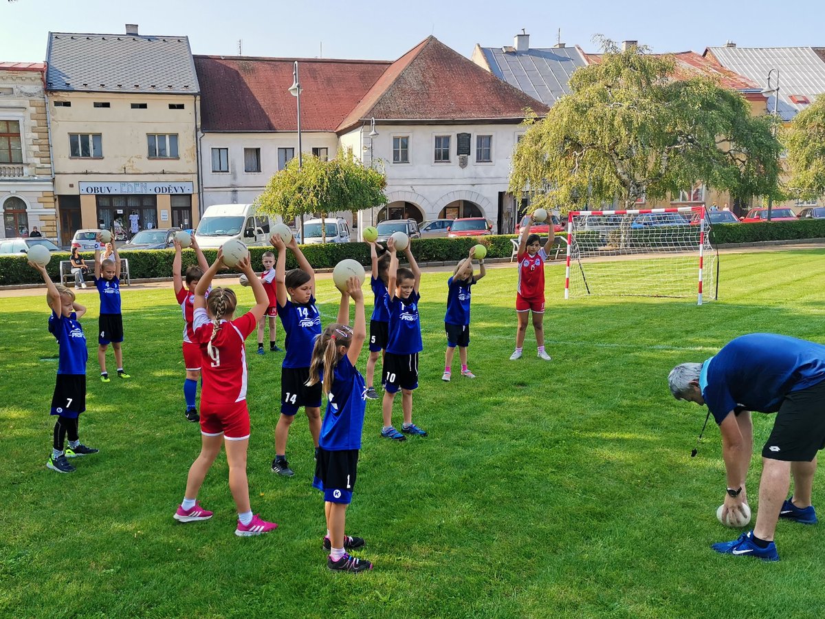 hazenabelapb's tweet photo. Přípravka a minižáci na Setkání rodáků a přátel Bělé pod Bezdězem. #handball #hazena #belapodbezdezem #rodaciBela #mubela https://t.co/PL1LNJYZet