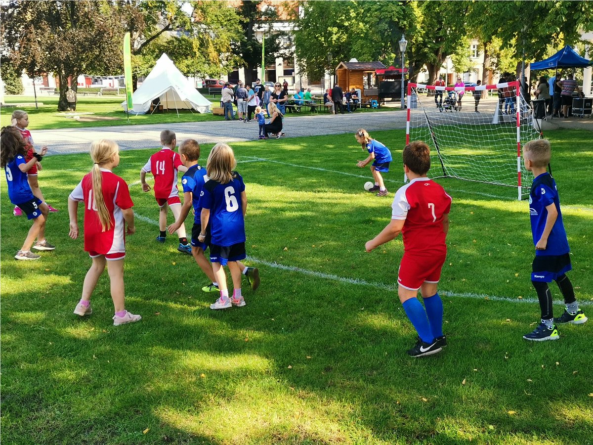 hazenabelapb's tweet photo. Přípravka a minižáci na Setkání rodáků a přátel Bělé pod Bezdězem. #handball #hazena #belapodbezdezem #rodaciBela #mubela https://t.co/PL1LNJYZet