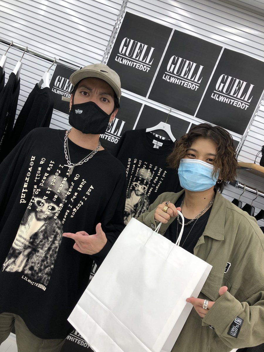 RENhukusukidayo's tweet photo. 渋谷パルコ5Fで開催中の
MASH UPS MARKETにお邪魔させていただきました！

拓実さん(@magictakumi1008 )
ありがとうございます！

LILWHITE(dot)×GuellロングスリーブTシャツを(マツさんが)GET！

#MAGICCOFLiFE 
#LILWHITE
#GUELL https://t.co/ZXWRj4em5x