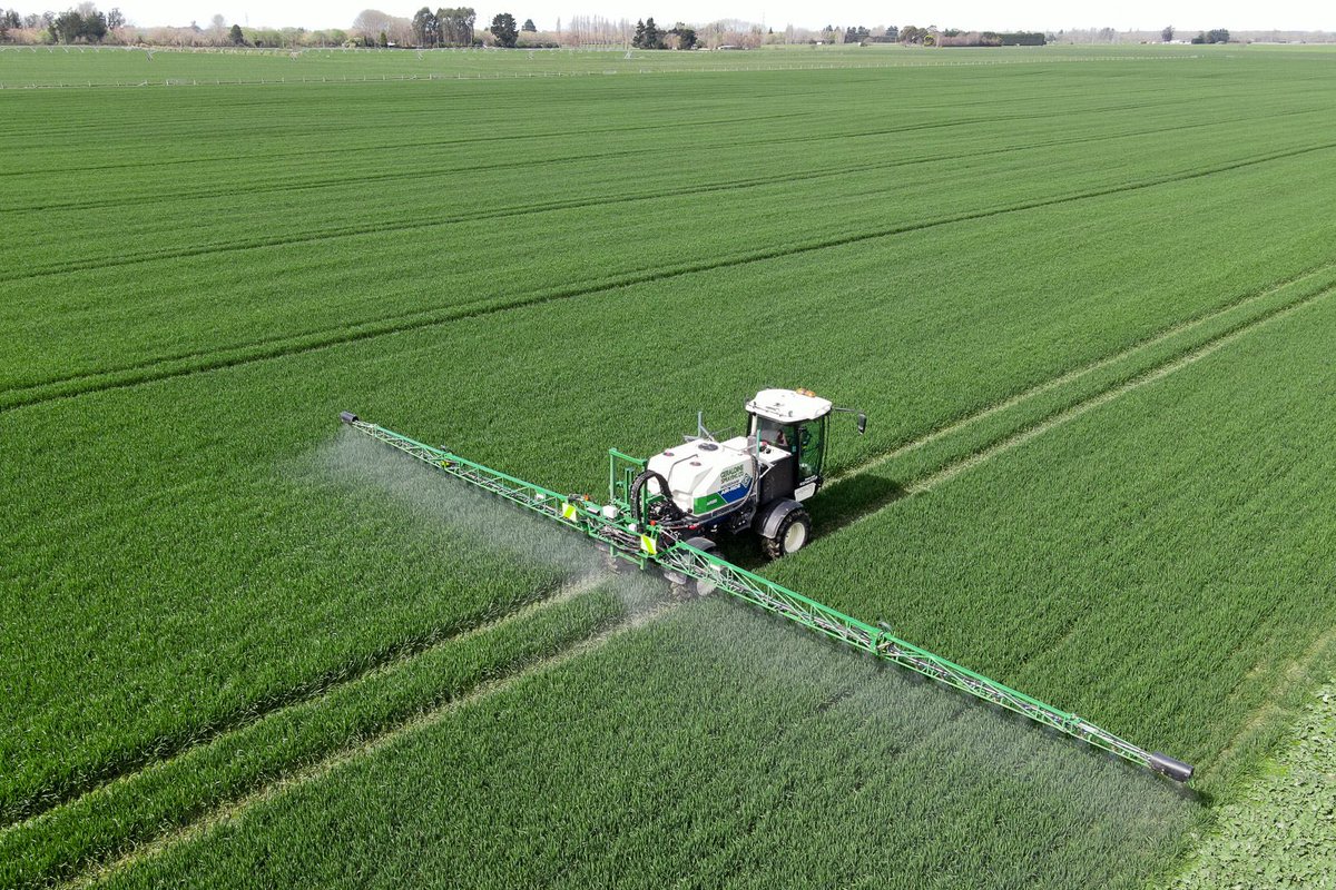 JohnRSmithAg's tweet photo. The worlds first commercial use of Questar with Inatreq active from Corteva Agriscience applied at Guy Slaters Crichel Downs farm near Geraldine in  New Zealand today .
Brilliant conditions on early April sown wheat which has raced through the growth stages to be at T1 or gs30 https://t.co/GsjEkhuWEn