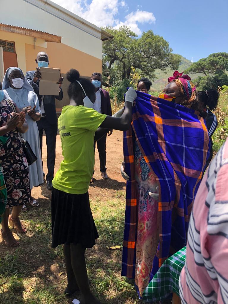 UNinUganda's tweet photo. Katikekile Youth Group members in Moroto welcome UN Resident Coordinator @RMalango2015 and #UNUgKaramojaMission The group showcased their work including tailoring & crafts #1MillionSDGSolutions https://t.co/M9MF2rYiym