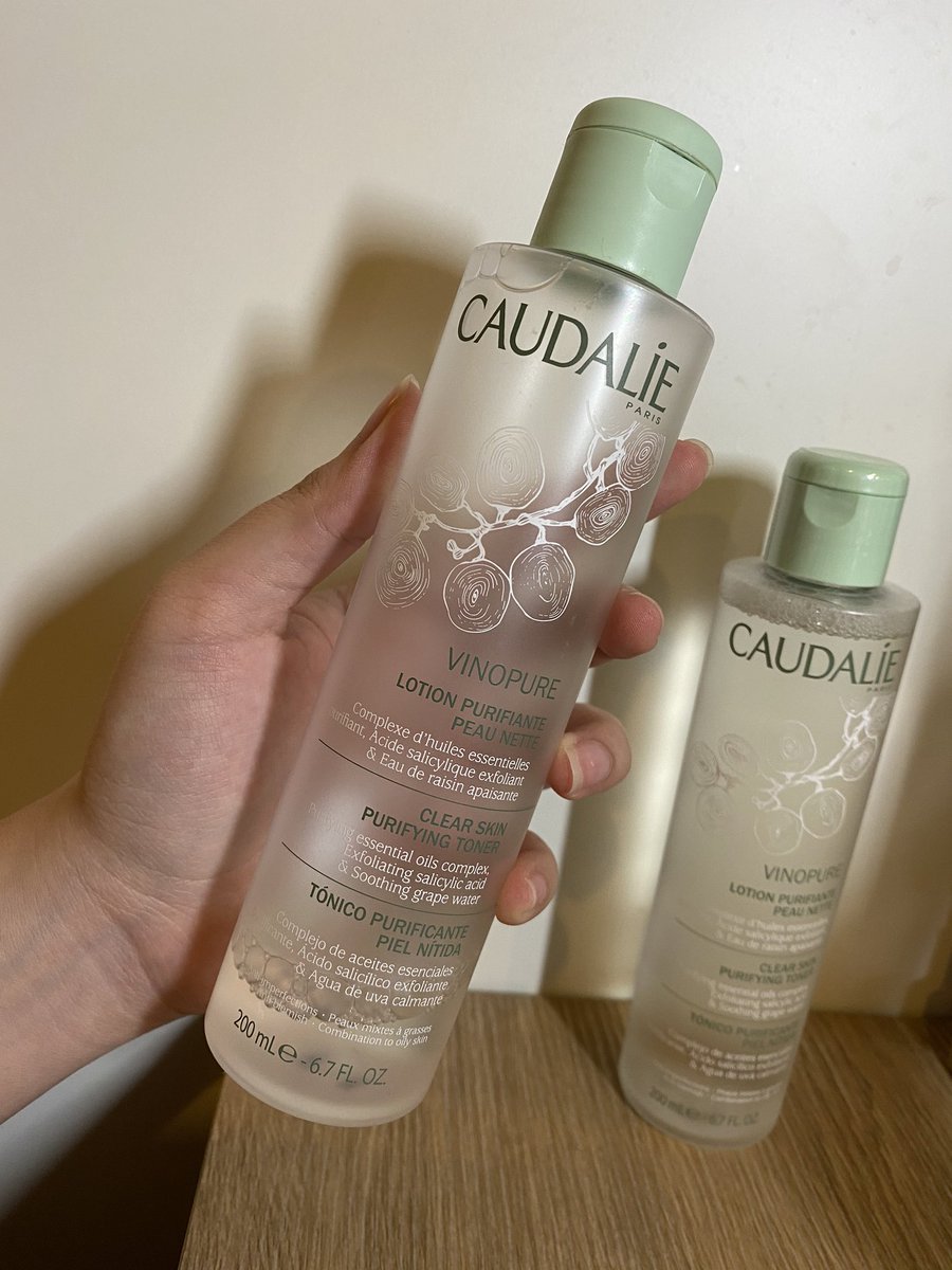 longreoy2's tweet photo. มารีวิว Toner ที่รักมากๆที่สุดในช่วงนี้ Caudalie vinopure คือน้องดีมาก พอเปลี่ยนน้องเข้ามาในรูทีนคือสิวผดหายจริง สิวอักเสบก็น้อยลงมาก ฟีลหลังเช็ดคือสดชื่น กลิ่นดีอโรม่ามาก(น่าจะมีแอล+น้ำหอม) คือตำขวดสองรอแล้วจ้า #ไว้รีวิวห้ามขายของโว้ยยย #HowtoPerfect https://t.co/zvLrxW8HBK