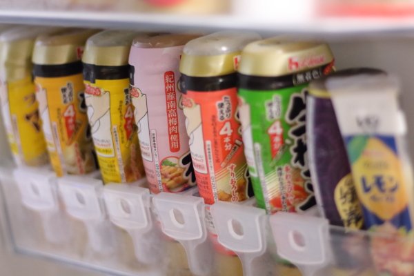 小春 簡単レシピ発信中 V Twitter 冷蔵庫ドアポケットの 大きなチューブ調味料 の収納に困っていたのですが 百均のドアポケット用仕切りで解決 抜群の安定感 最高 イノマタ化学株式会社 ドアポケット用仕切り 冷蔵庫収納 チューブ調味料 Twitter家庭料理