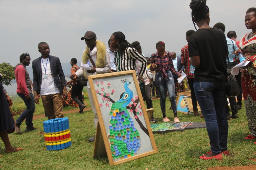NicMenemene's tweet photo. La maisons aux 18 000 bouteilles plastiques construite au Sud-Kivu a été inaugurée devant quelques habitants de bonne foi.
C'était un succÚs.
#Plastycor est trÚs reconnaissant envers tous et toutes qui étaient présents et les autres qui ont suivi depuis Facebook... https://t.co/927c4q81Yy
