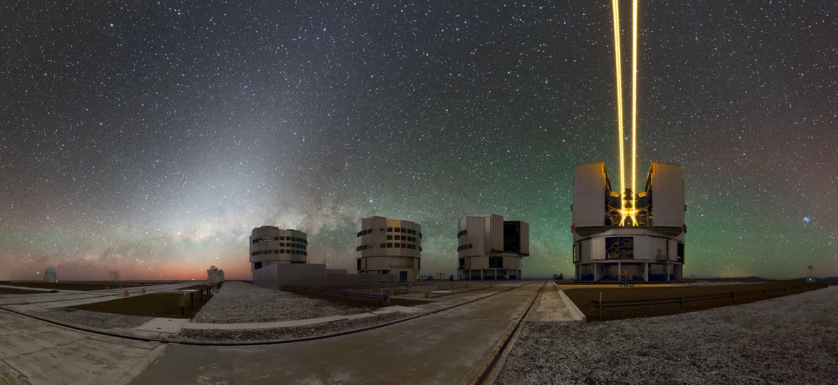 Op deze #fotovandeweek staat onze VLT. De VLT bestaat uit vier 8,2-meter unittelescopen (hier zichtbaar) en vier beweegbare 1,8-meter hulptelescopen (twee ervan zijn linksachter te zien). Meer uitleg in het Nederlands: eso.org/public/netherl… Credit: <a href="/ESO/">ESO</a> / P. Horálek