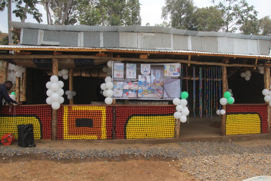 NicMenemene's tweet photo. La maisons aux 18 000 bouteilles plastiques construite au Sud-Kivu a été inaugurée devant quelques habitants de bonne foi.
C'était un succÚs.
#Plastycor est trÚs reconnaissant envers tous et toutes qui étaient présents et les autres qui ont suivi depuis Facebook... https://t.co/927c4q81Yy