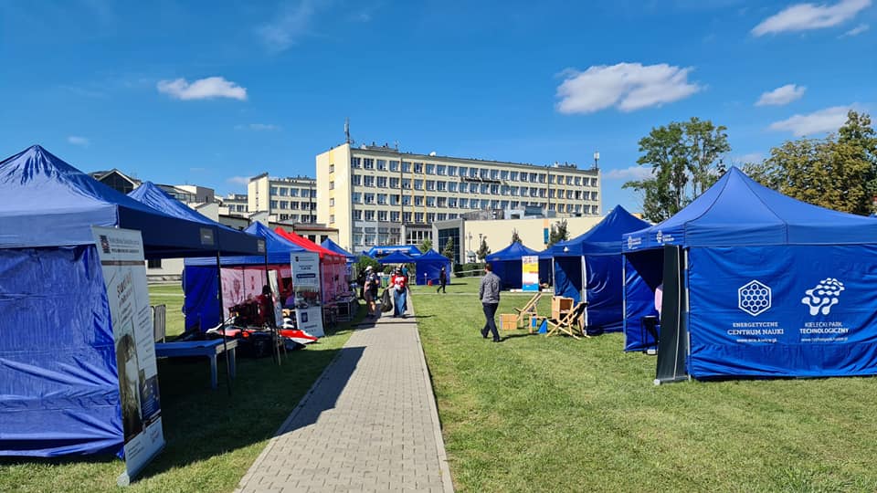 pcss_psnc's tweet photo. Tak wyglądały przygotowania do transmisji z ERC Space and Robotics Event 2020 na #politechnika_swietokrzyska

#ERC2020 #ERCremote #roverchallenge #pcss https://t.co/DgUCCr5T1Z