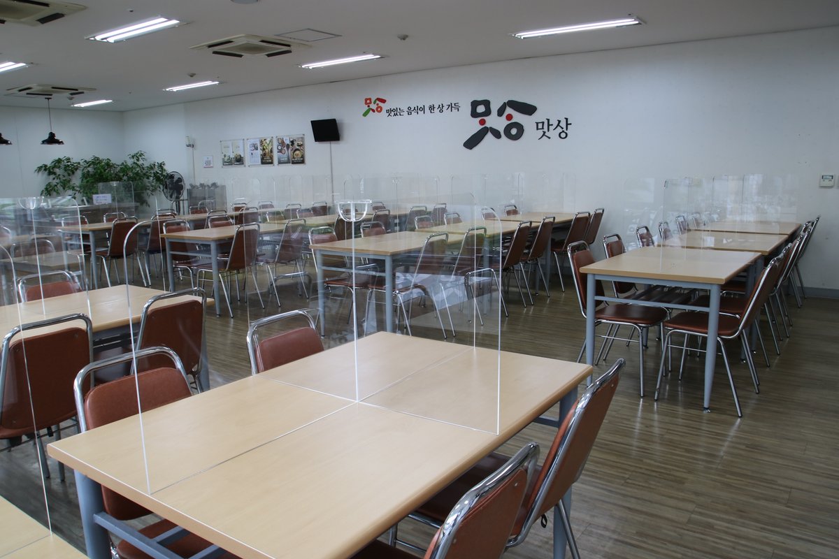mirae_seum's tweet photo. 안녕하세요 성남고령친화종합체험관입니다☺
체험관 구내식당에 코로나19 확산 예방을 위해 비말 방지 아크릴 가림막을 설치했습니다.
가림막 설치와 더불어 발열 체크와 손소독제 사용, 이용자 방명록 작성 등 철저한 대응 체계를 갖추고 운영하고 있습니다 https://t.co/iDutAGFHzp