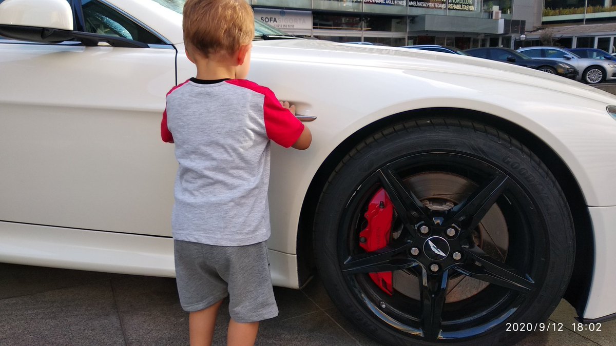 Oğlum galeride Aston Martin'le oynuyor. Umarım çizmez de ömrüm boyunca Magnum yalamak zorunda kalmam
