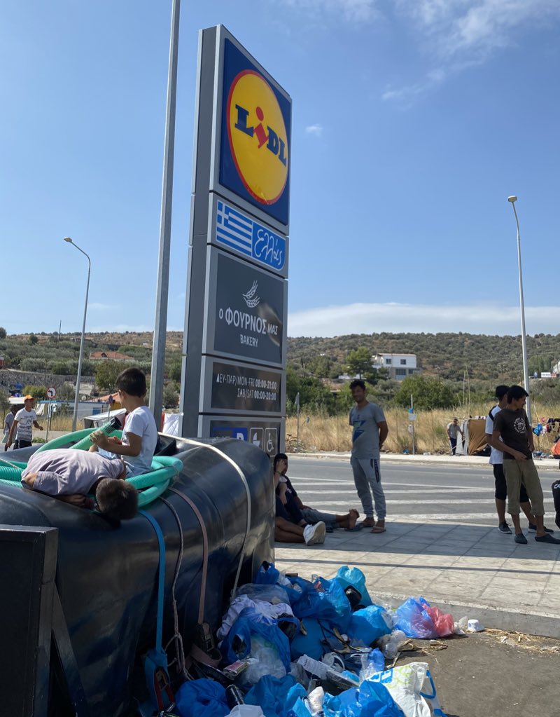 isabelschayani's tweet photo. Das Verrückte ist ja, dass sich dieses ganze Drama ua um diesen Supermarkt abspielt. Hunger vor der deutschen Supermarktketten. Manchmal ist das Leben seltsam. #MoriaCamp #Moria https://t.co/i2K1Nh49MG