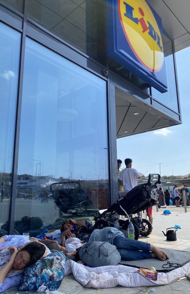 isabelschayani's tweet photo. Das Verrückte ist ja, dass sich dieses ganze Drama ua um diesen Supermarkt abspielt. Hunger vor der deutschen Supermarktketten. Manchmal ist das Leben seltsam. #MoriaCamp #Moria https://t.co/i2K1Nh49MG