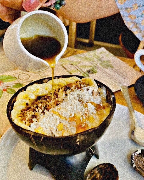RKithul's tweet photo. Authentic Kiri Pani bowl! Make sure to tryout... you will not regret having #kiripani instead of some American 🥘
©️
@trouvaille_sl_
#kiripani #dessertduos #srilankanfood #claypot #zesty #raalakithul #kithul #sinharaja #naturefood #kithultreacle #lk 🇱🇰 https://t.co/OIbY3o7Jmg