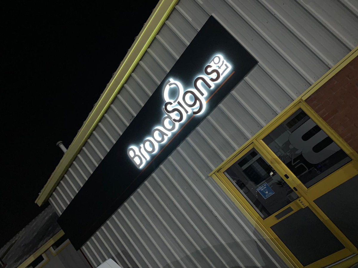 BroadSigns's tweet photo. now thats what i call a 'sign' !!! https://t.co/gkLGDcnFKA