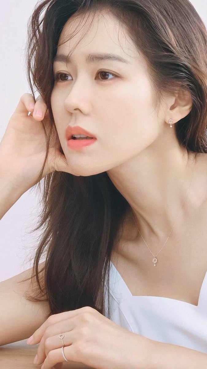 kinako_lady's tweet photo. 決してメイクは濃くないのに、美しく品がありつつヘルシーなソン・イェジン…憧れ。 https://t.co/QjKIMiHcM0