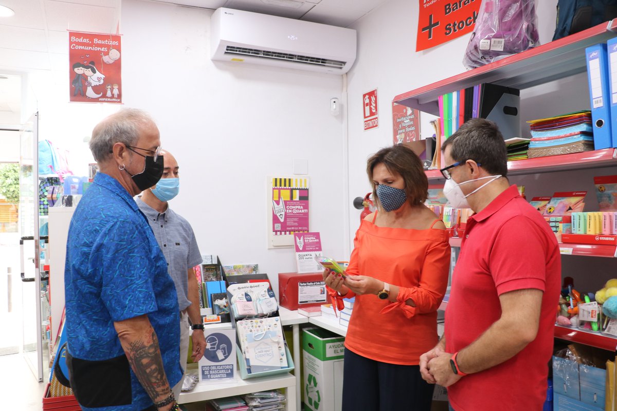 quartdepoblet's tweet photo. Con motivo del arranque de la campaña #CompraenQuart, la alcaldesa, @carmenpsoe, el concejal de Comercio, @Angelquart, y el presidente de @compraenquart, Juan Borrego, han visitado varios establecimientos del municipio para interesarse por el inicio de esta nueva iniciativa.
(+) https://t.co/ktDGgfQUEg