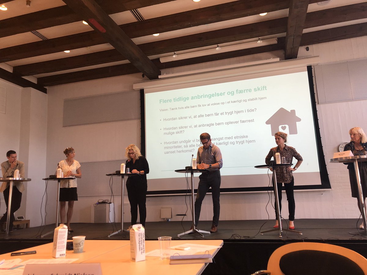 Astridkrag's tweet photo. ‘Tænk hvis alle børn fik lov at vokse op i et kærligt og stabilt hjem’.  

Det skal ikke være et drømme-scenarie, men hverdag for alle børn i Danmark.

Opgaven til panelet lød: hvordan? Ikke ét svar, men gode input om hvad der imo er en bunden opgave.

#børneneførst https://t.co/oup3aScpvP
