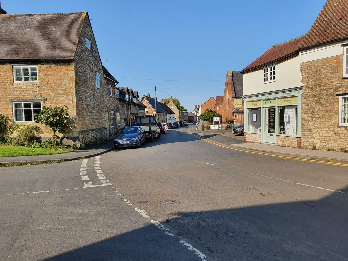 roddiegrant's tweet photo. #getoutside A gorgeous day for the #Warwickshire #centenaryway Harbury to Ratley @LDWA1 @RugbyRamblers @RamblersGB @OSleisure #onehouroutside https://t.co/jnoJ83Y1if