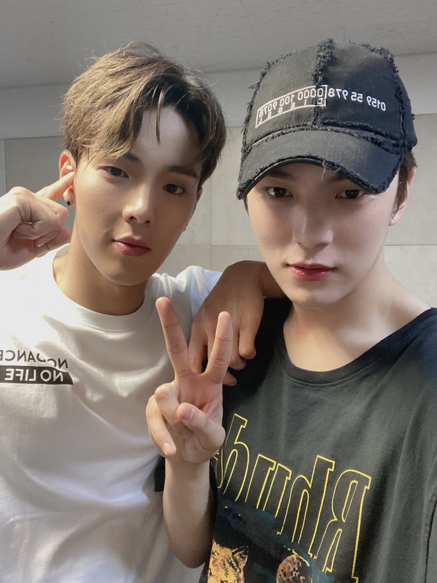 SHOWNU_FR's tweet photo. [TWITTER] 110920

Poste de Minhyuk dans lequel Shownu apparaît pour la sortie de leur OST !

"[#Minhyuk] *Roulements de tambours* Notre 1ère OST est enfin sortie ! Écoutez-la à fooond s'il vous plaît
#FavoriteHer #HAVE_A_GOODNIGHT"

🇬🇧 mwntrans
🇫🇷 #Solkae https://t.co/jbSHn7W8Ec