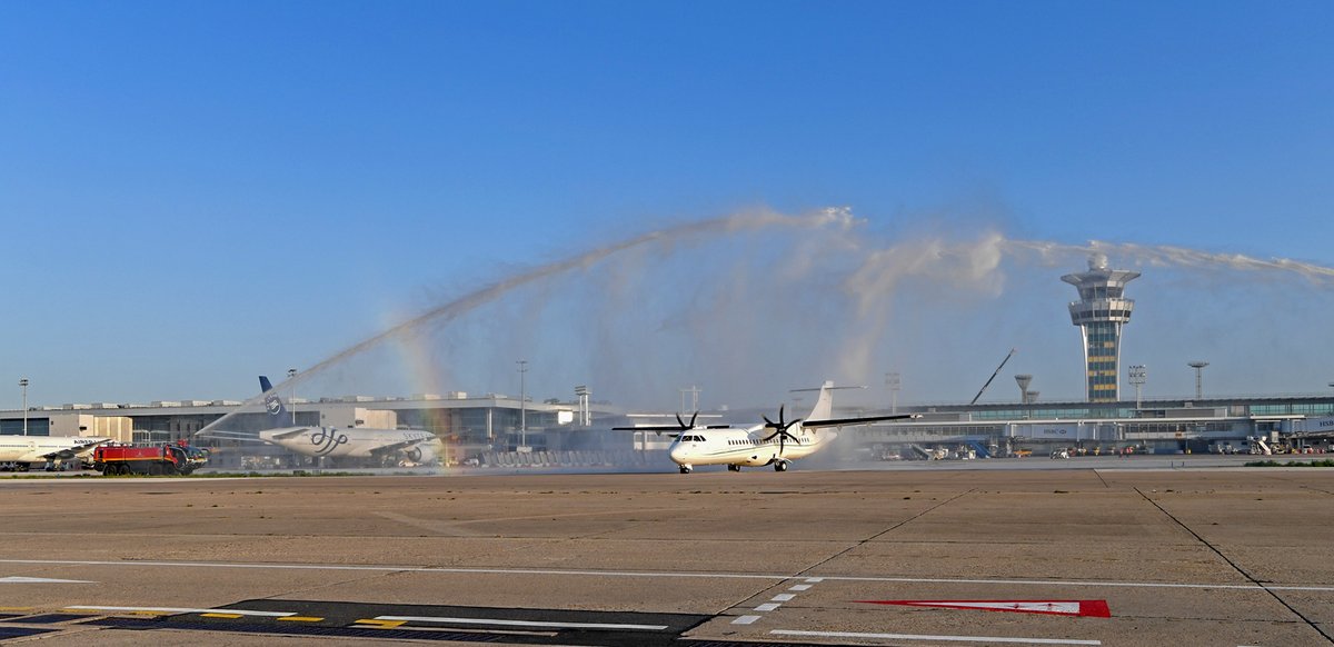 ParisAeroport's tweet photo. 🛫 Clermont-Ferrand à quelques tours d'hélice de Paris-#Orly ! Premier départ pour cet @ATRaircraft ATR 72-600 de la compagnie française @FlyAmelia_com assurant une liaison quotidienne entre l'#aéroport parisien et la capitale auvergnate. #AvGeek https://t.co/E8rjb6eyhW