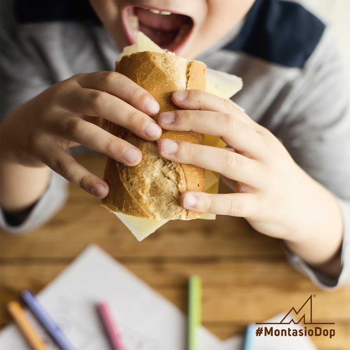 Si torna in classe! Una merenda buona, sana e naturalmente priva di lattosio? Un panino con il Montasio!
Scopri le caratteristiche nutrizionali di questo alimento, particolarmente adatto all’alimentazione dei più piccoli: montasio.com/educazione-nut…
#MontasioDop #BackToSchool