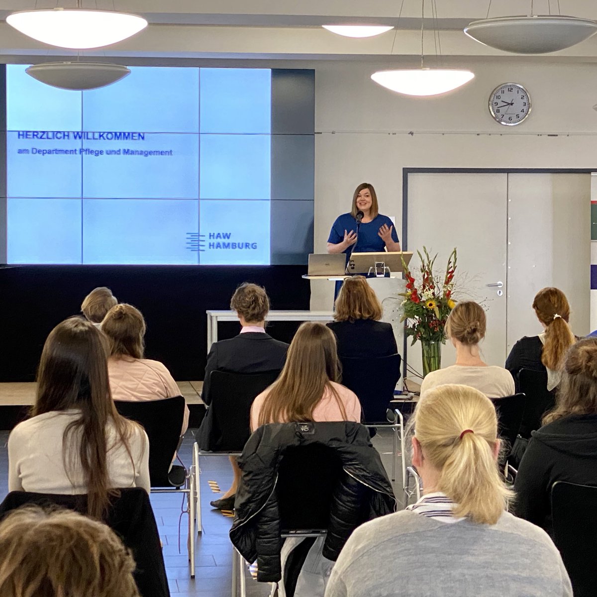 Start von drei neuen Studiengängen in #Hebammenwissenschaft und #Pflege an @HAW_Hamburg und #UKE: Hiermit stellt Hamburg die Weichen für eine weitere Professionalisierung der Gesundheitsfachberufe - und eine noch bessere Versorgung der Hamburger *innen. hamburg.de/bwfgb/14313090…