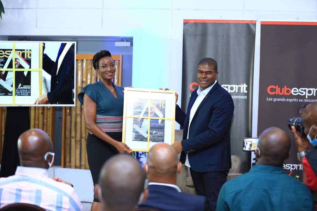 FatimCiss4's tweet photo. Très heureuse de transmettre à Jil Alexandre N'Dia #Weblogy @abidjan_net le flambeau du Club @Espritmag_ci ! Jil incarne cette génération d'entrepreneurs dont nous avons tant besoin pour contribuer pleinement au développement de notre belle Côte d'Ivoire 🇨🇮.
#Dux #Dux2020 https://t.co/m7PUIRcWkY